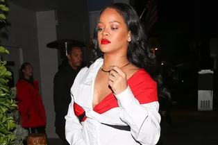 Алые губы и обтягивающее мини: Рианна по пути в ресторан в Санта-Монике