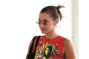 Больше никаких скинни: Белла Хадид в джинсах-трубах и топе Dior