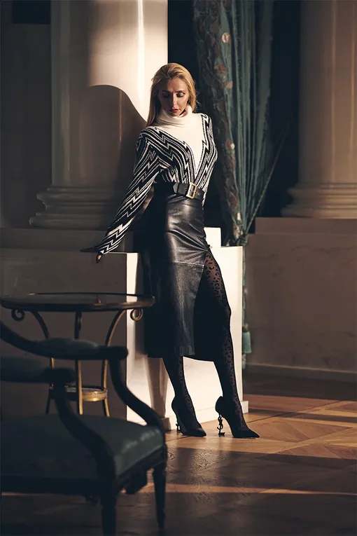 Свитер, Balmain; юбка, Alexander Terekhov; пояс, Dior; колготки, Calzedonia; тфли, Saint Laurent Свитер, Balmain; юбка, Alexander Terekhov; пояс, Dior; колготки, Calzedonia; тфли, Saint Laurent