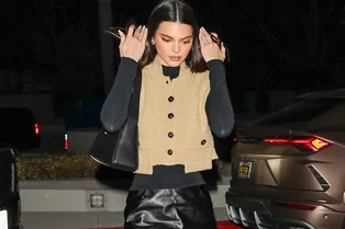 Кто лучше носит кожу: Кендалл Дженнер в мини vs Хейли Бибер в плаще в пол