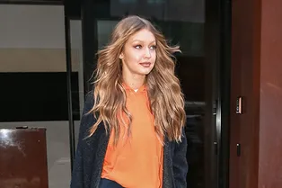 Яркий свитшот всегда хорошая идея. Особенно с велосипедками