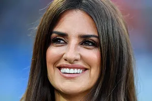 Пенелопа Крус произвела фурор на футбольном матче в Генуе