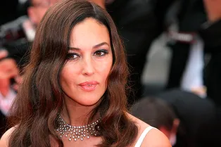 От страстных локонов до стрижки под мальчика: как менялась прическа Моники Беллуччи