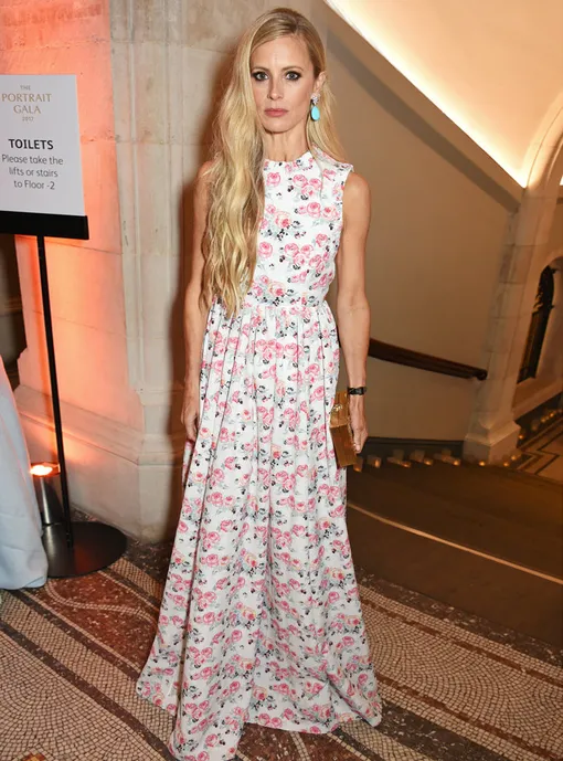 Лора Бэйли Лора Бэйли