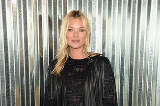 Первый ряд: Кейт Мосс и Кендалл Дженнер на показе Longchamp