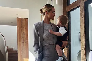 Работающая мама: Роузи Хантингтон-Уайтли в образе, который захочется повторить всем бизнес-леди