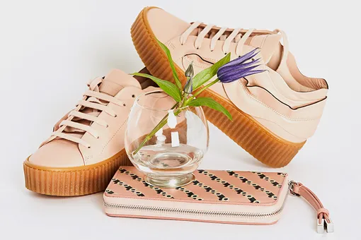 Кроссовки Pinko, 23 622 рубля — 14 170 рублей. Кошелек Hugo Boss, 20 000 рублей — 14 000 рублей