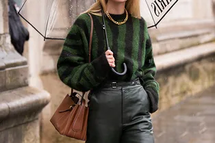 Кожаные брюки—самый практичный вариант для дождливой погоды