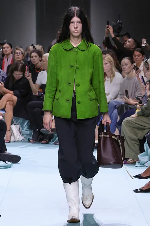 Prada весна-лето 2025