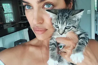 Горячо: Ирина Шейк в купальнике Tropic of C на пляже