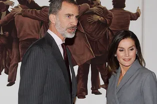 Королева Летиция в платье-жакете и самых простых, но очень сексуальных лодочках