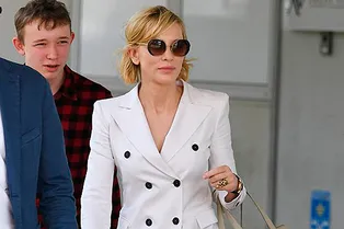 В аэропорт в белоснежном костюме Giorgio Armani? Легко, если ты Кейт Бланшетт