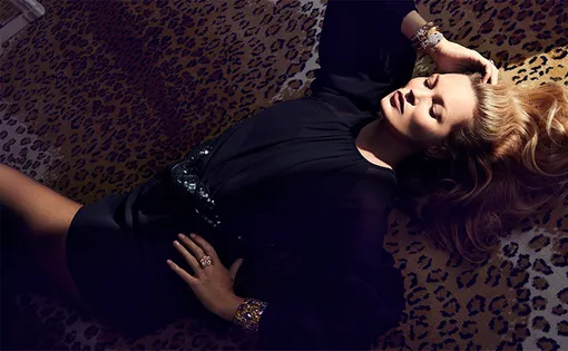 Платье, SAINT LAURENT BY ANTHONY VACCARELLO; браслеты, серьги и кольцо на левой руке, BVLGARI; кольцо на правой руке – собственность Кейт