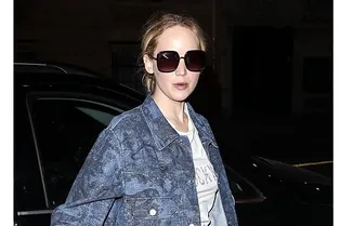 Туфли Dior и «папина» джинсовка: Дженнифер Лоуренс не потерялась даже в многослойном oversize