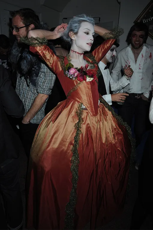 Алекса Чанг в костюме зомби Марии-Антуанетты, 2008 год