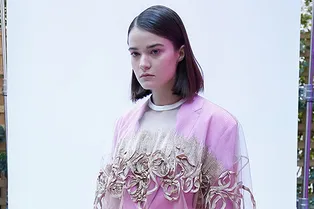 Костюмы с тюлем, сумки из оргстекла и ленты в виде поясов тхэквондистов: новые сочетания в романтичной коллекции Litkovskaya