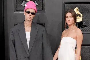 Винтажный Versace и очень-очень много розового: 8 лучших образов «Грэмми-2022»