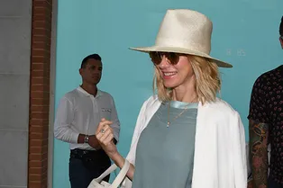 Белые кеды и платье в пол: Наоми Уоттс приехала на Венецианский кинофестиваль