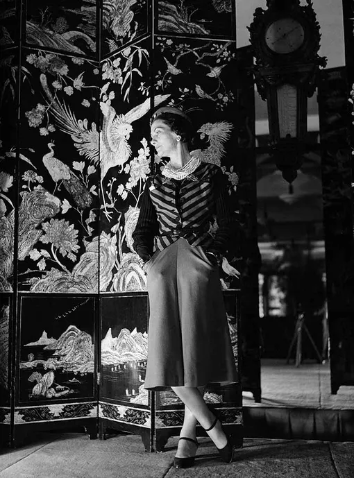 Габриэль Шанель на фоне коромандельской ширмы, 1937 год