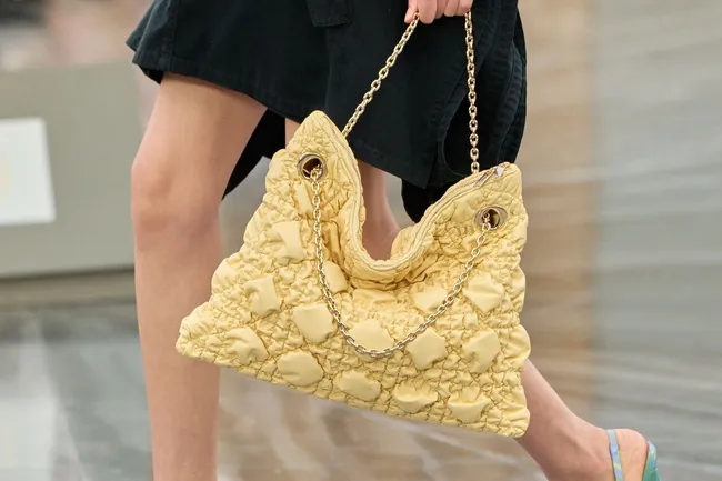 Какого цвета сумку купить на лето-2026? Дизайнеры делают ставку на этот цвет