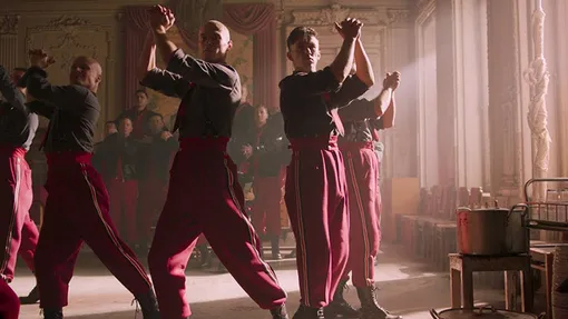 «Капитан Волконогов бежал»