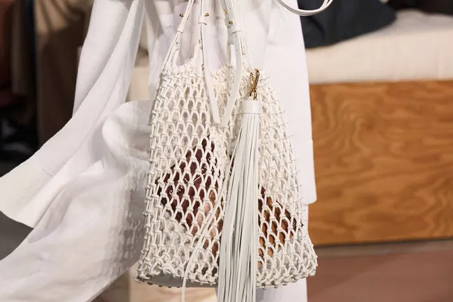 Как сумка-авоська стала самым желанным аксессуаром лета-2026