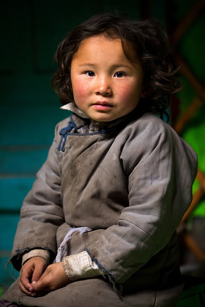 Маленькая девочка Захчин из аймака Ховд, Западная Монголия.