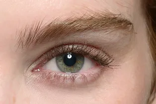 В каких случаях коричневая тушь лучше черной