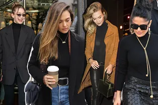 От Беллы Хадид до Сальмы Хайек: 10 самых нескучных звездных образов с простой черной водолазкой