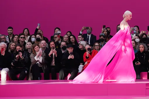 Кристен Макменами в финале показа Valentino осень-зима 2022/23