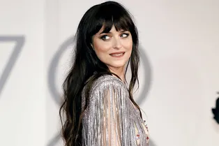 Ярче всех: Дакота Джонсон в расшитом кристаллами прозрачном платье Gucci на премьере картины «Пропавшая дочь»