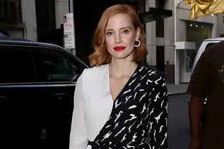 Если и носить этим летом черно-белые платья, то только такие, как у Джессики Честейн