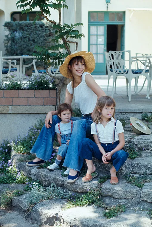 Джейн Биркин с Дочерьми Шарлоттой Генсбур и Кейт Барри, 1973