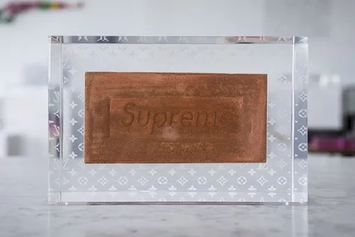 Ой, все: кирпич Supreme в стеклянном кубе Louis Vuitton Ой, все: кирпич Supreme в стеклянном кубе Louis Vuitton