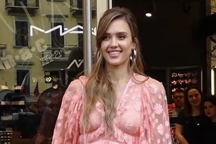 38-летняя Джессика Альба в стиле миллениалов: звезда в воздушном розовом гуляет по Милану