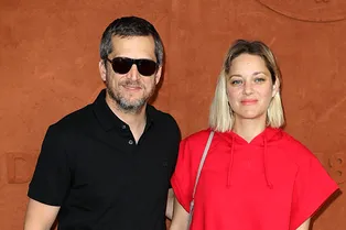 Редкий кадр: Марион Котийяр с супругом на теннисном турнире