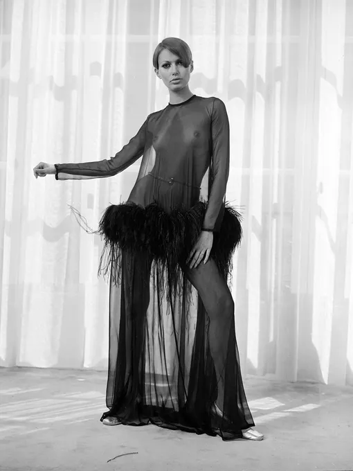 Модель в платье Yves Saint Laurent, 1968