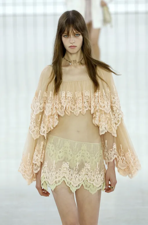 Chloé весна-лето 2025 Chloé весна-лето 2025