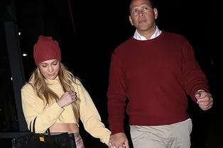 Дженнифер Лопез греет любовь Алекса Родригеза... и велюровые ботинки Timberland x Off-White