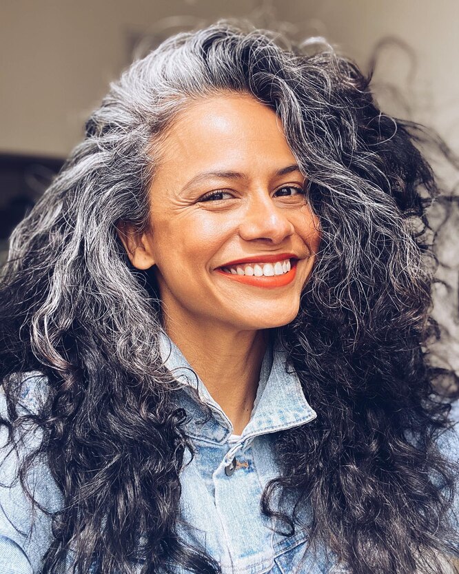 Модное окрашивание для седых волос 2024