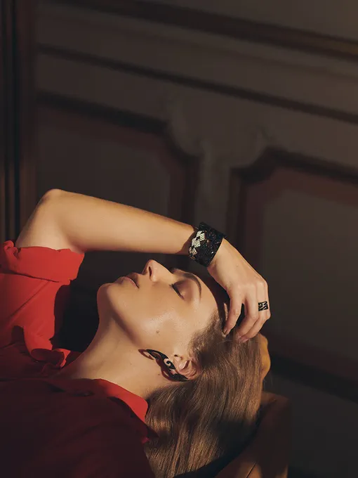 ПЛАТЬЕ,VictoriaBeckham;СЕРЬГА-КАФФИКОЛЬЦОTATTOO,Akillis(ЧЕРНОЕЗОЛОТО, ЧЕРНЫЕ БРИЛЛИАНТЫ); БРАСЛЕТ TATTOO, Akillis (БЕЛОЕ И ЧЕРНОЕ ЗОЛОТО, БЕЛЫЕ И ЧЕРНЫЕ БРИЛЛИАНТЫ) ПЛАТЬЕ,VictoriaBeckham;СЕРЬГА-КАФФИКОЛЬЦОTATTOO,Akillis(ЧЕРНОЕЗОЛОТО, ЧЕРНЫЕ БРИЛЛИАНТЫ); БРАСЛЕТ TATTOO, Akillis (БЕЛОЕ И ЧЕРНОЕ ЗОЛОТО, БЕЛЫЕ И ЧЕРНЫЕ БРИЛЛИАНТЫ)