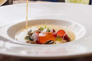 #Followmeto в «Кофемании», бургер в стиле Гая Ричи в Burger Heroes и большое искусство в Tinto