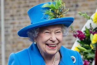 Елизавета II созвонилась с премьер-министром, и ее фото тут же стало мемом