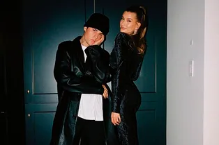 Вместо самых сексапильных платьев: Хэйли Бибер отметила 25-летие в велюровом кэтсьюте Saint Laurent