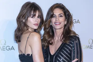 Как сестры: Кайя Гербер с матерью Синди Кроуфорд в безупречных парных образах на вечере Omega