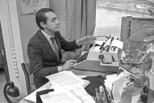 Владимир Кричевский за работой. Лаборатория ХТОПП. Москва, 1980–1981 Владимир Кричевский за работой. Лаборатория ХТОПП. Москва, 1980–1981