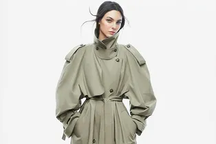 Если и покупать базовый тренч на весну, то только свободного кроя