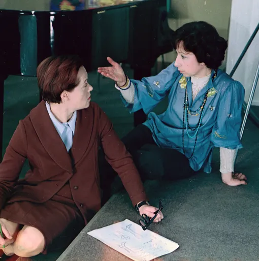 Кадр из фильма Эльдара Рязанова «Служебный Роман» (1977) Кадр из фильма Эльдара Рязанова «Служебный Роман» (1977)