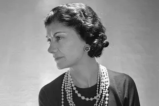 «Женщина в хороших туфлях никогда не будет некрасивой»: 10 лучших цитат Коко Шанель