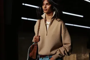 10 теплых свитеров с молнией на воротнике, как на показе Chanel